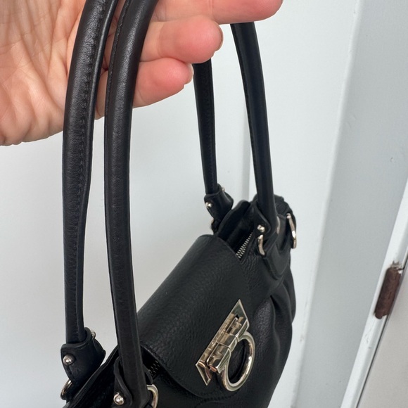 Salvatore Ferragamo Black Leather Shoulder Bag Gancini Hardware Made in Italy - Picture 8 of 13